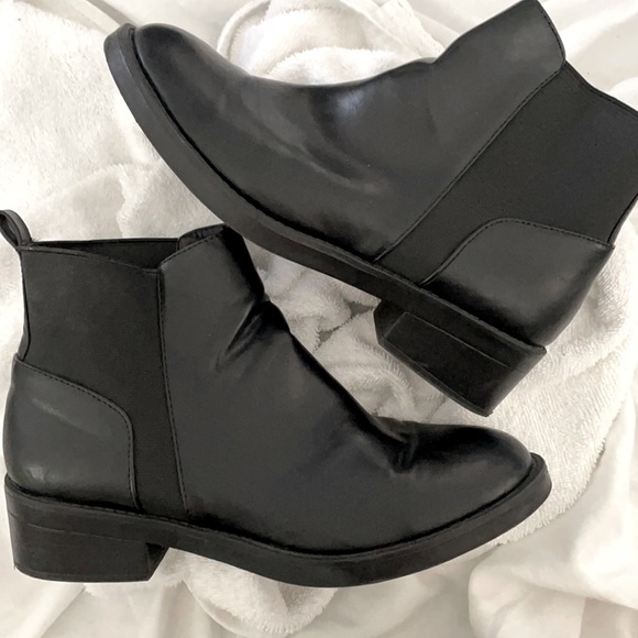 Candie’s Woman’s Dope Leather Ankle Boot - Picture 1 of 5